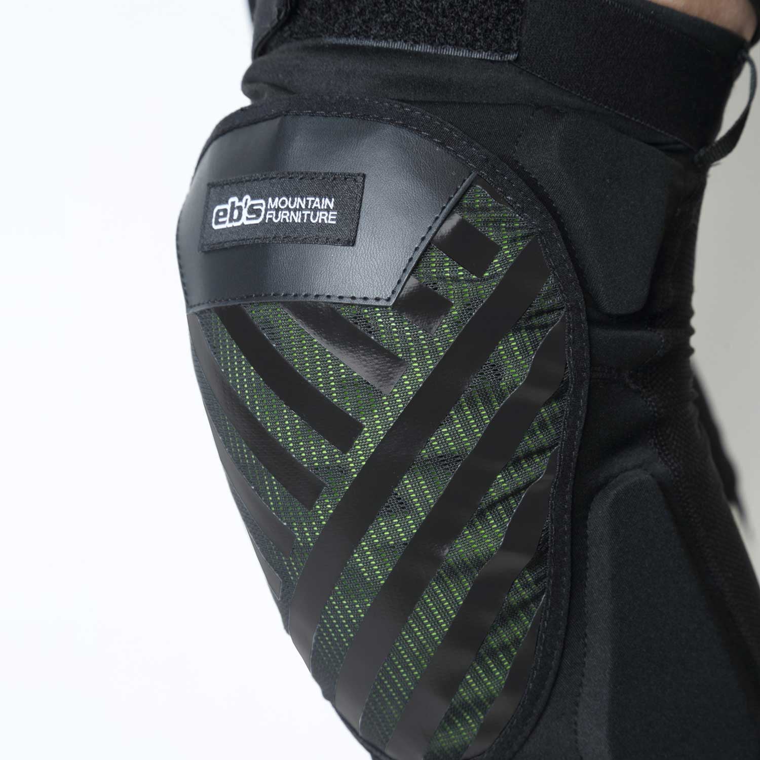 2026年10月入荷予定　KNEE DEFENDER