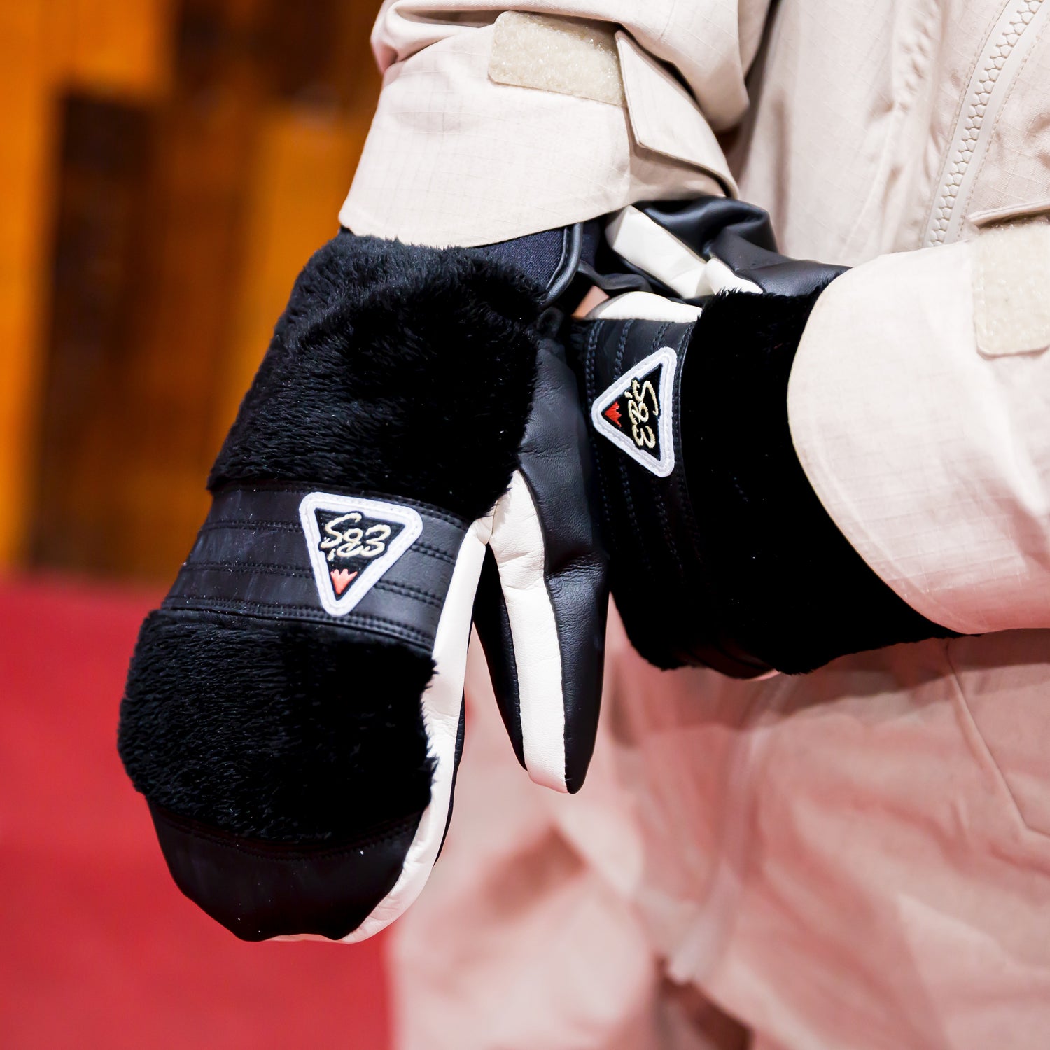 EXCLUSIVE MITT