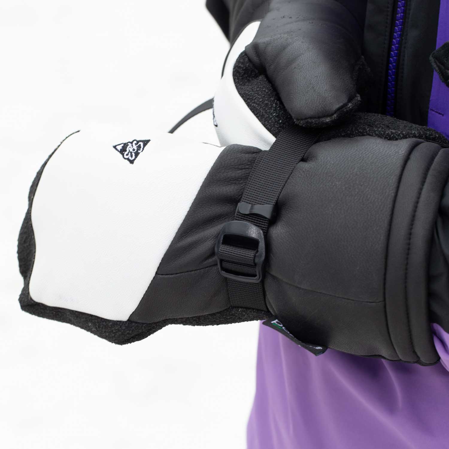 2026年9月入荷予定　CARVING MITT STRONG NII