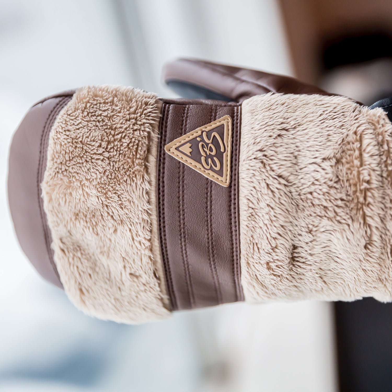 EXCLUSIVE MITT